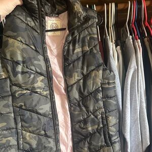 SO Camouflage Puffer Vest with light pink lining